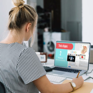 Jeune femme en formation de l'anglais de la santé à distance avec Mischool Pro