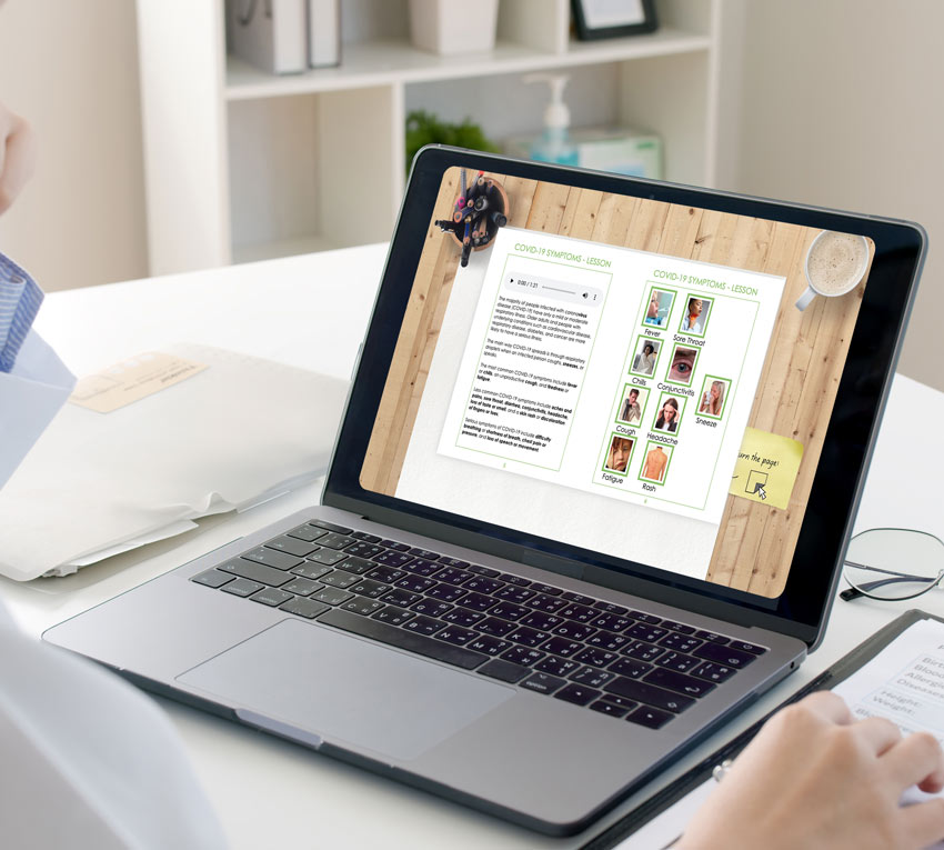 Personne regardant une formation vidéo à l'anglais de la santé Mischool Pro