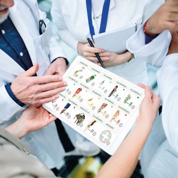 Personnels de la santé tenant un support de formation Mischool Pro